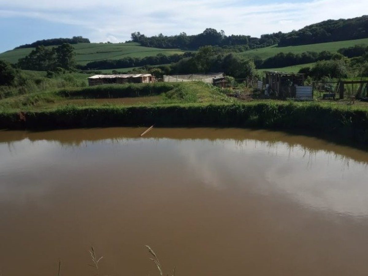 Sítio com 6050m², 3 dormitórios, Nao suíte, no bairro Interior em Marau