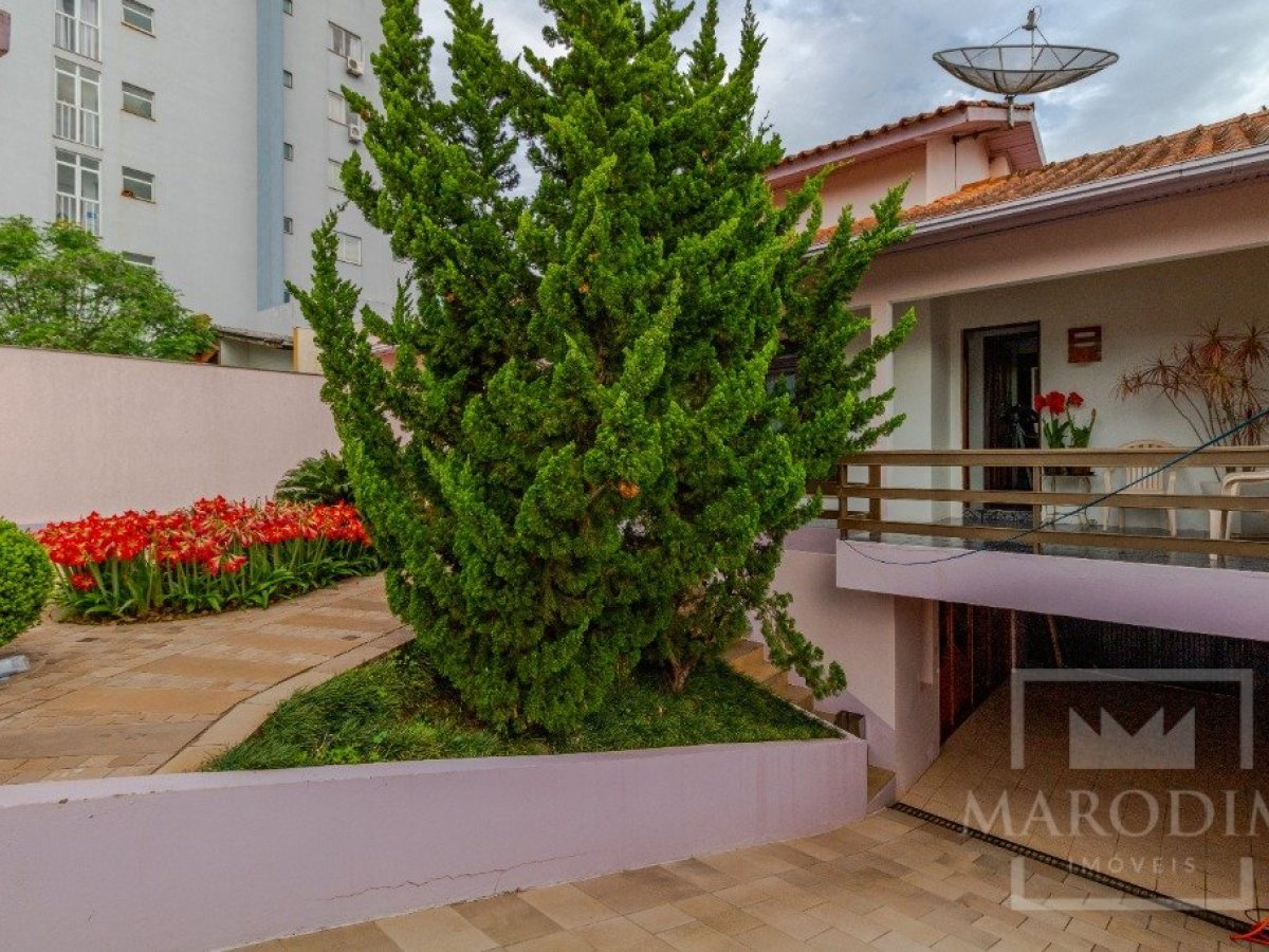 Casa com 250m², 3 dormitórios, Nao suíte, 2 vagas, no bairro Centro em Marau