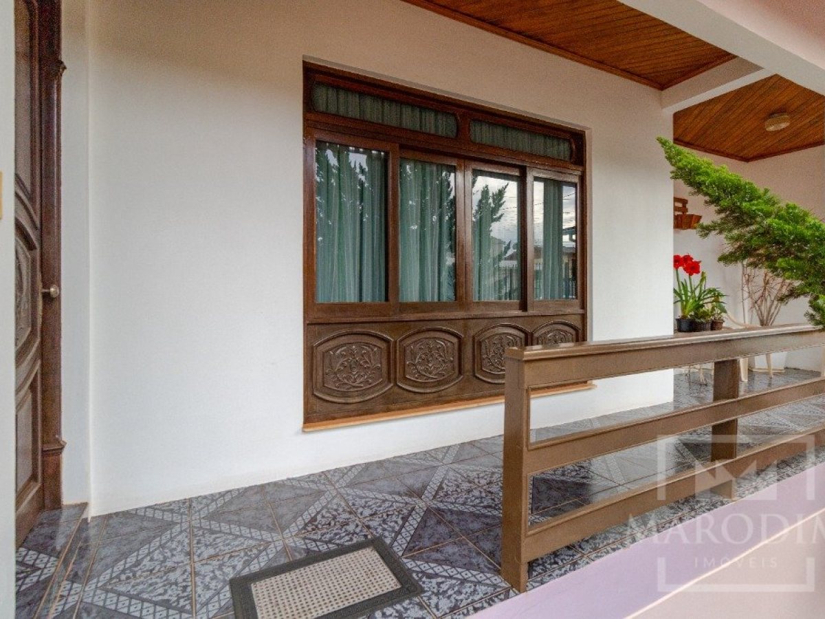 Casa com 250m², 3 dormitórios, Nao suíte, 2 vagas, no bairro Centro em Marau