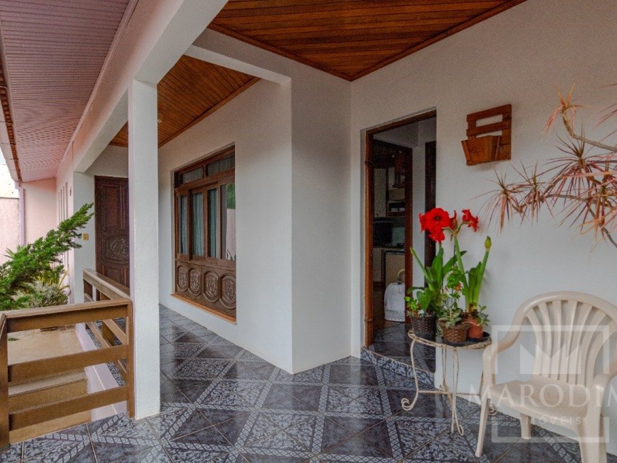 Casa com 250m², 3 dormitórios, Nao suíte, 2 vagas, no bairro Centro em Marau