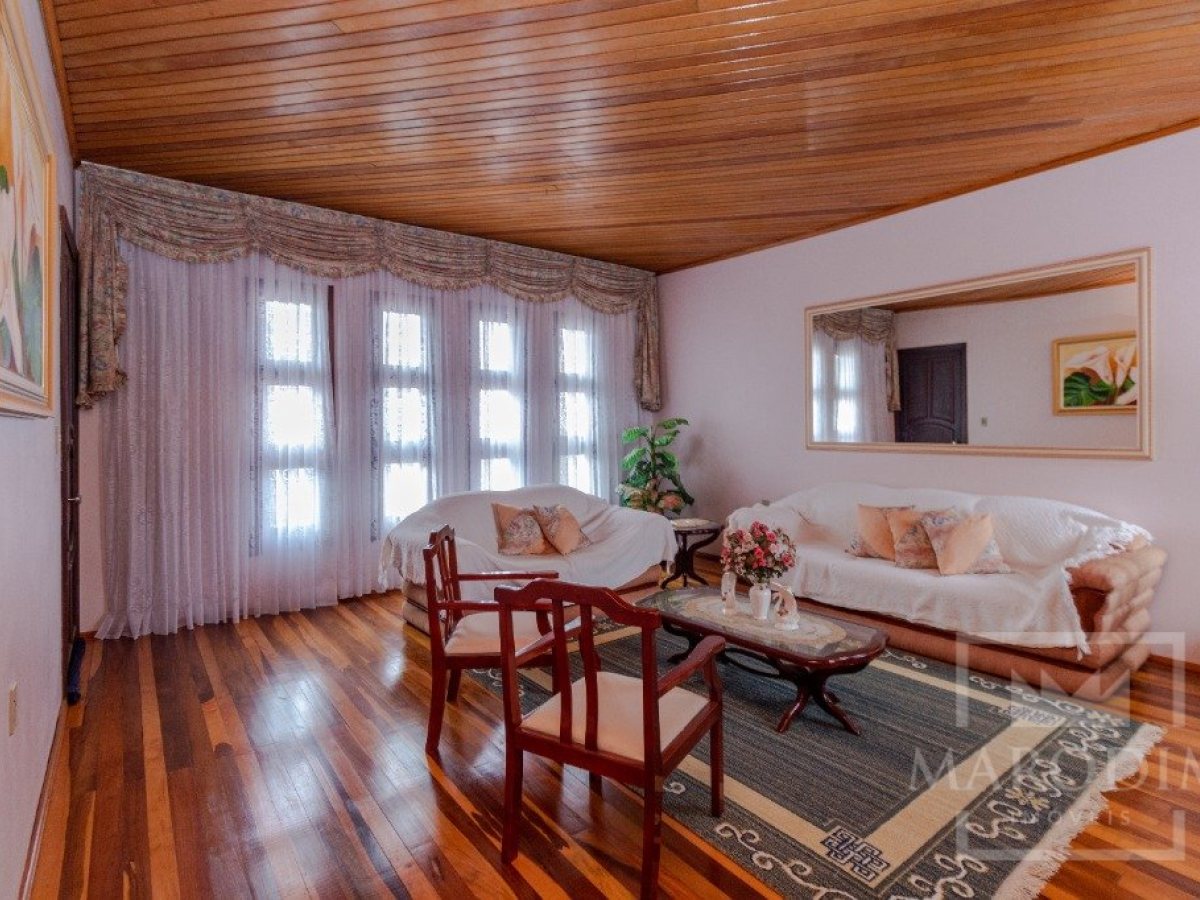 Casa com 250m², 3 dormitórios, Nao suíte, 2 vagas, no bairro Centro em Marau