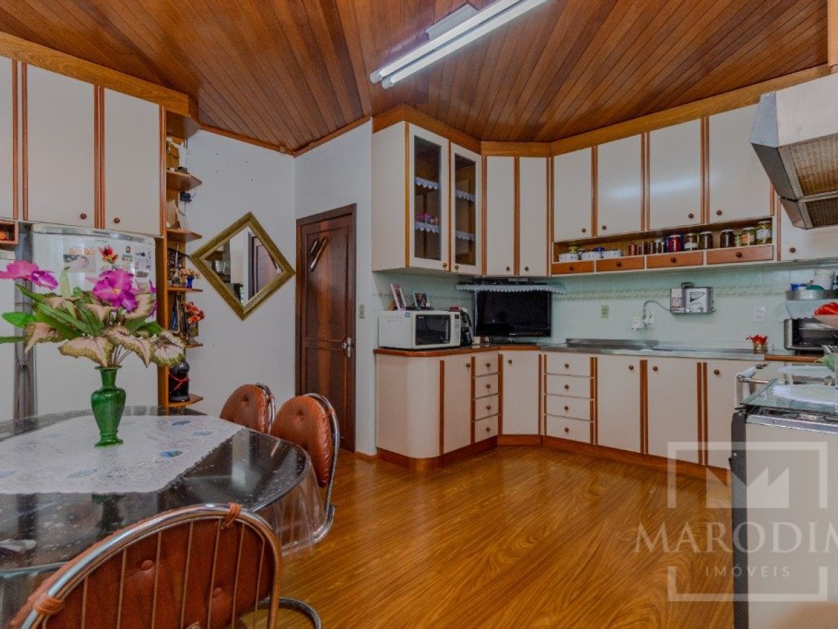 Casa com 250m², 3 dormitórios, Nao suíte, 2 vagas, no bairro Centro em Marau