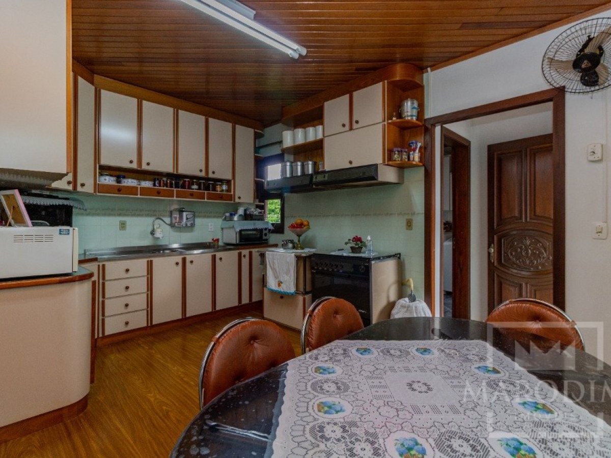 Casa com 250m², 3 dormitórios, Nao suíte, 2 vagas, no bairro Centro em Marau