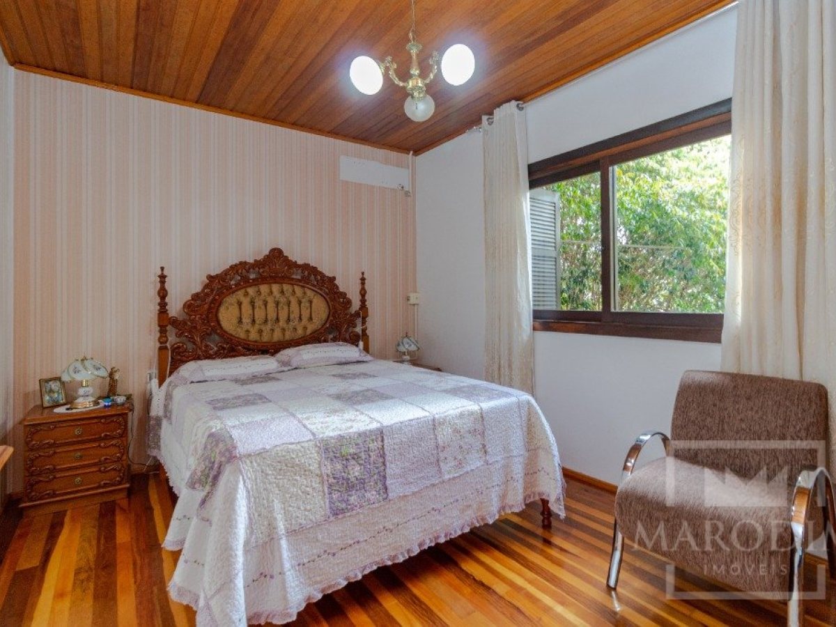 Casa com 250m², 3 dormitórios, Nao suíte, 2 vagas, no bairro Centro em Marau