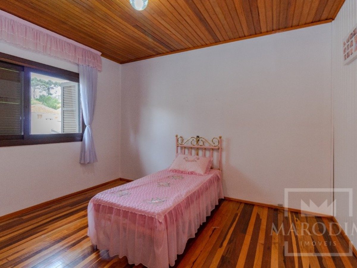 Casa com 250m², 3 dormitórios, Nao suíte, 2 vagas, no bairro Centro em Marau