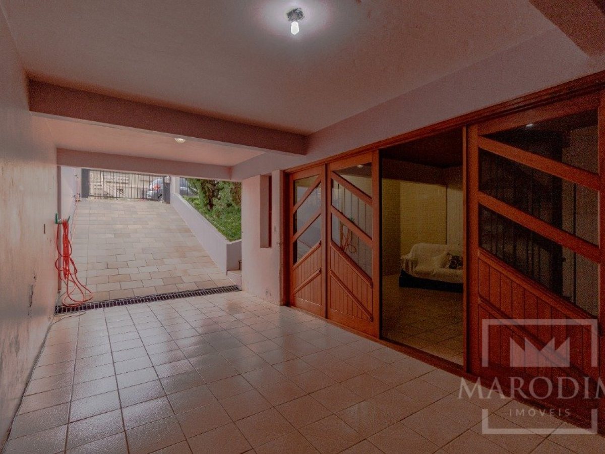 Casa com 250m², 3 dormitórios, Nao suíte, 2 vagas, no bairro Centro em Marau