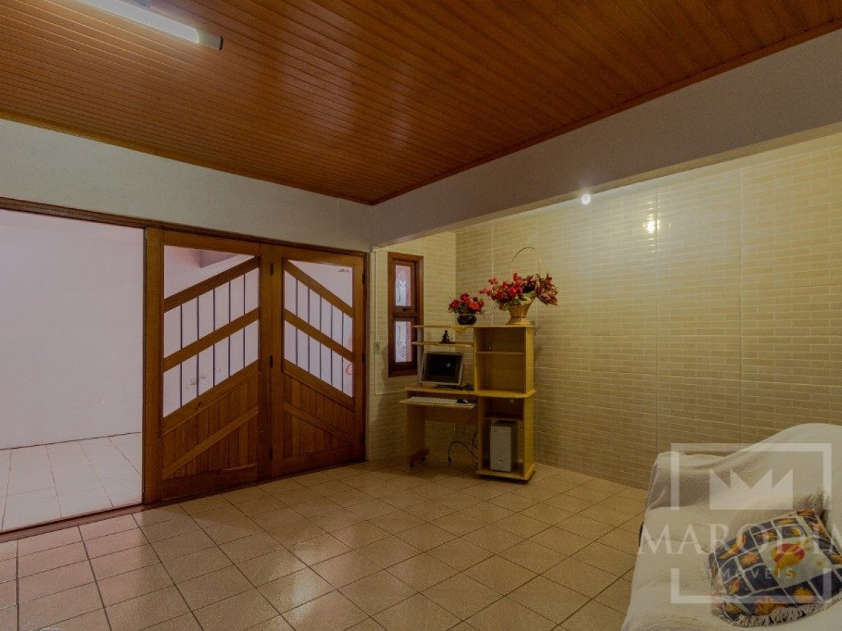 Casa com 250m², 3 dormitórios, Nao suíte, 2 vagas, no bairro Centro em Marau