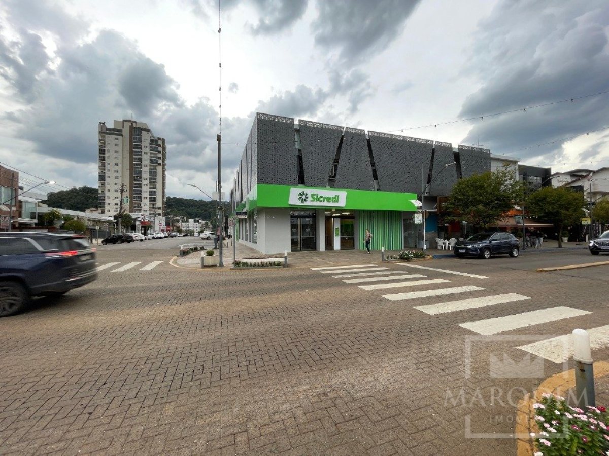 Salas/Conjuntos com 750m², Nao suíte, no bairro Centro em Marau