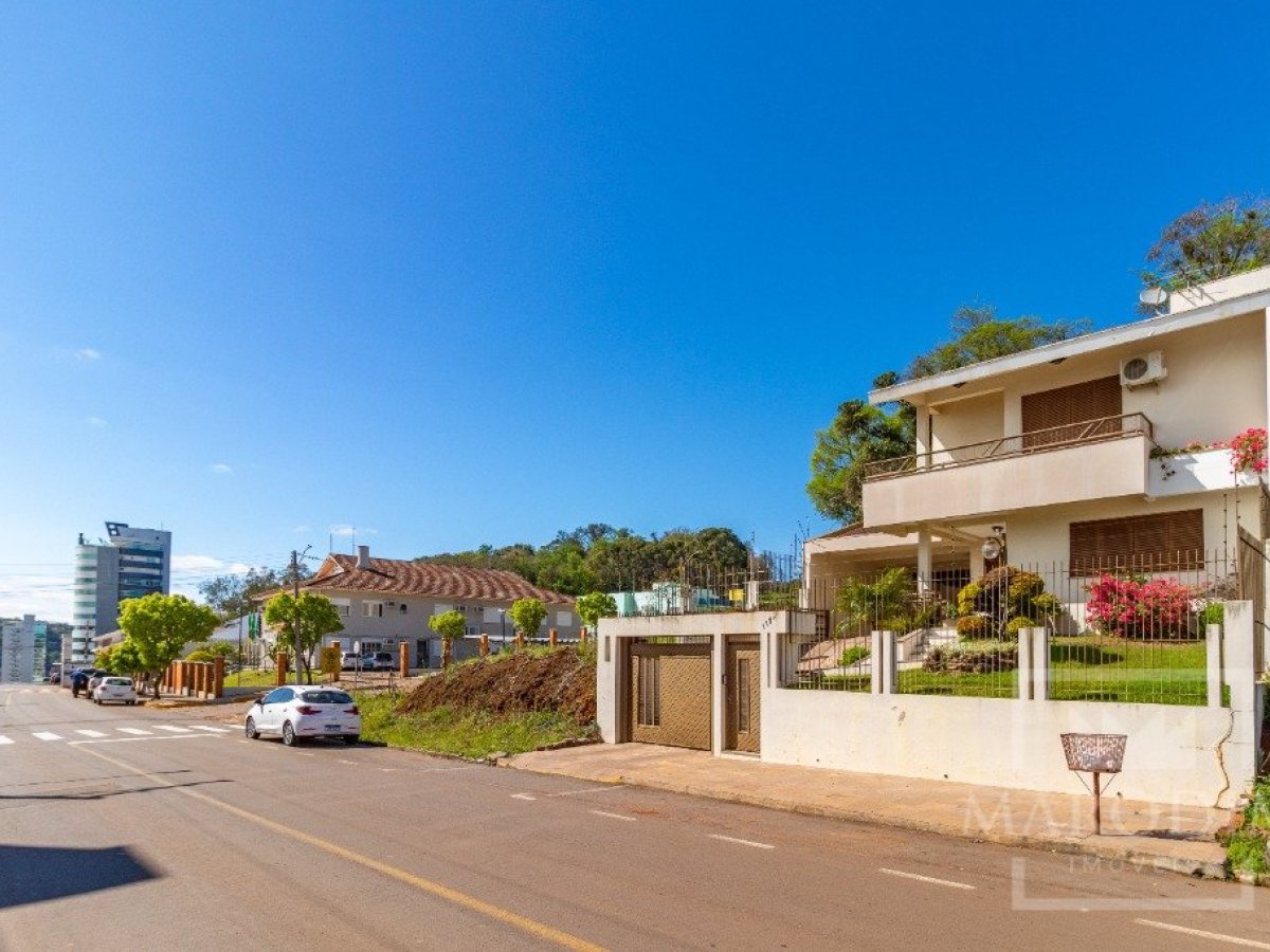 Casa com 365m², 4 dormitórios, Nao suíte, 3 vagas, no bairro Centro em Marau