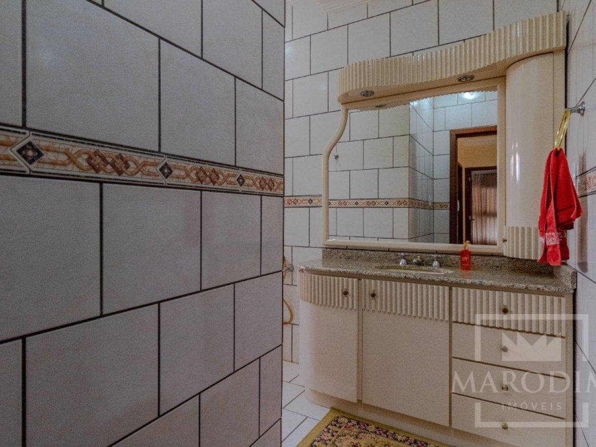 Casa com 365m², 4 dormitórios, Nao suíte, 3 vagas, no bairro Centro em Marau