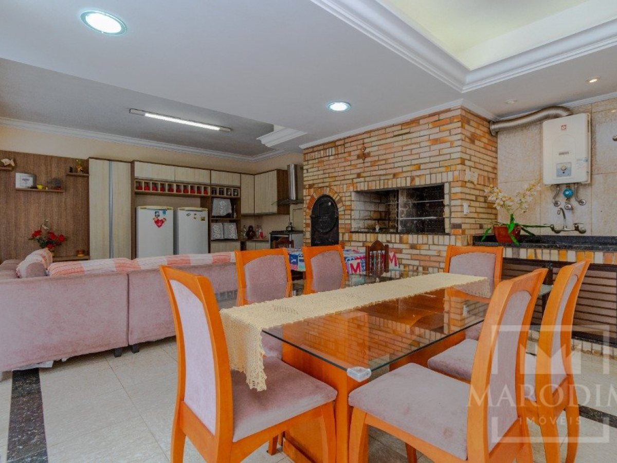 Casa com 365m², 4 dormitórios, Nao suíte, 3 vagas, no bairro Centro em Marau