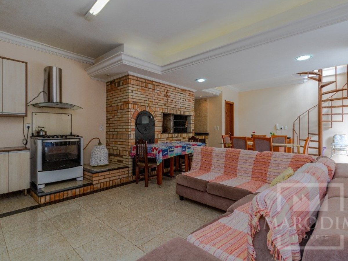 Casa com 365m², 4 dormitórios, Nao suíte, 3 vagas, no bairro Centro em Marau