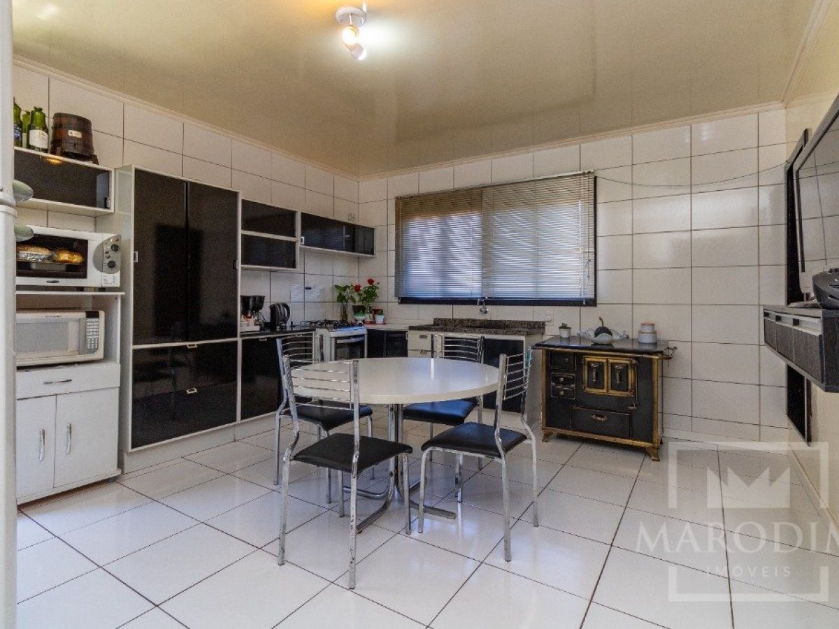 Casa com 191m², 3 dormitórios, Nao suíte, 3 vagas, no bairro Centro em Marau