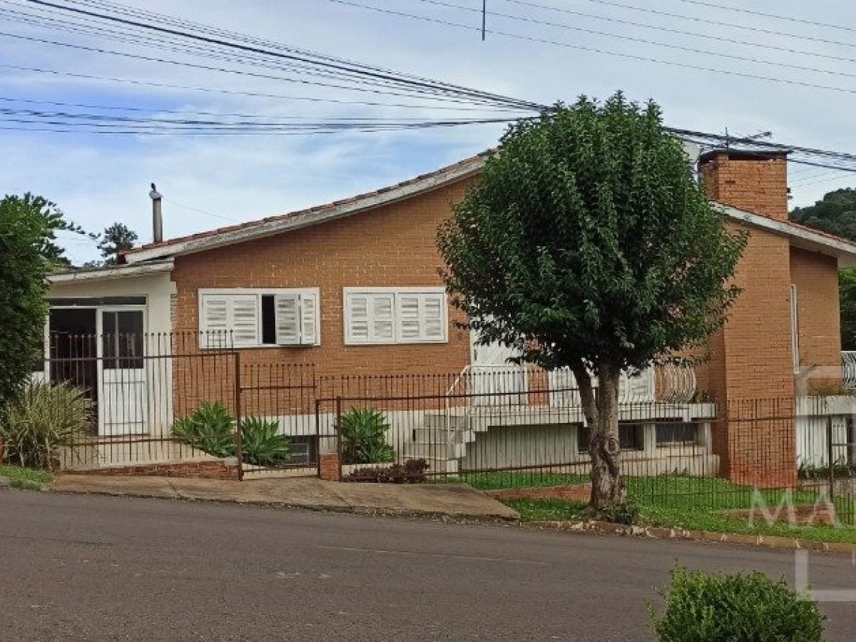 Casa com 261m², 3 dormitórios, Nao suíte, 2 vagas, no bairro Constante Fuga em Marau