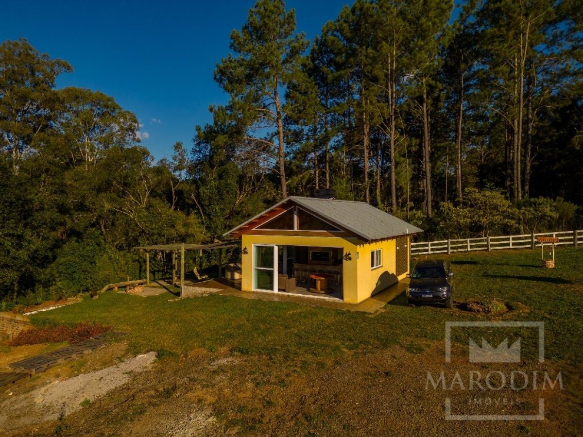 Sítio com 12000m², 1 dormitório, Nao suíte, no bairro Interior em Marau