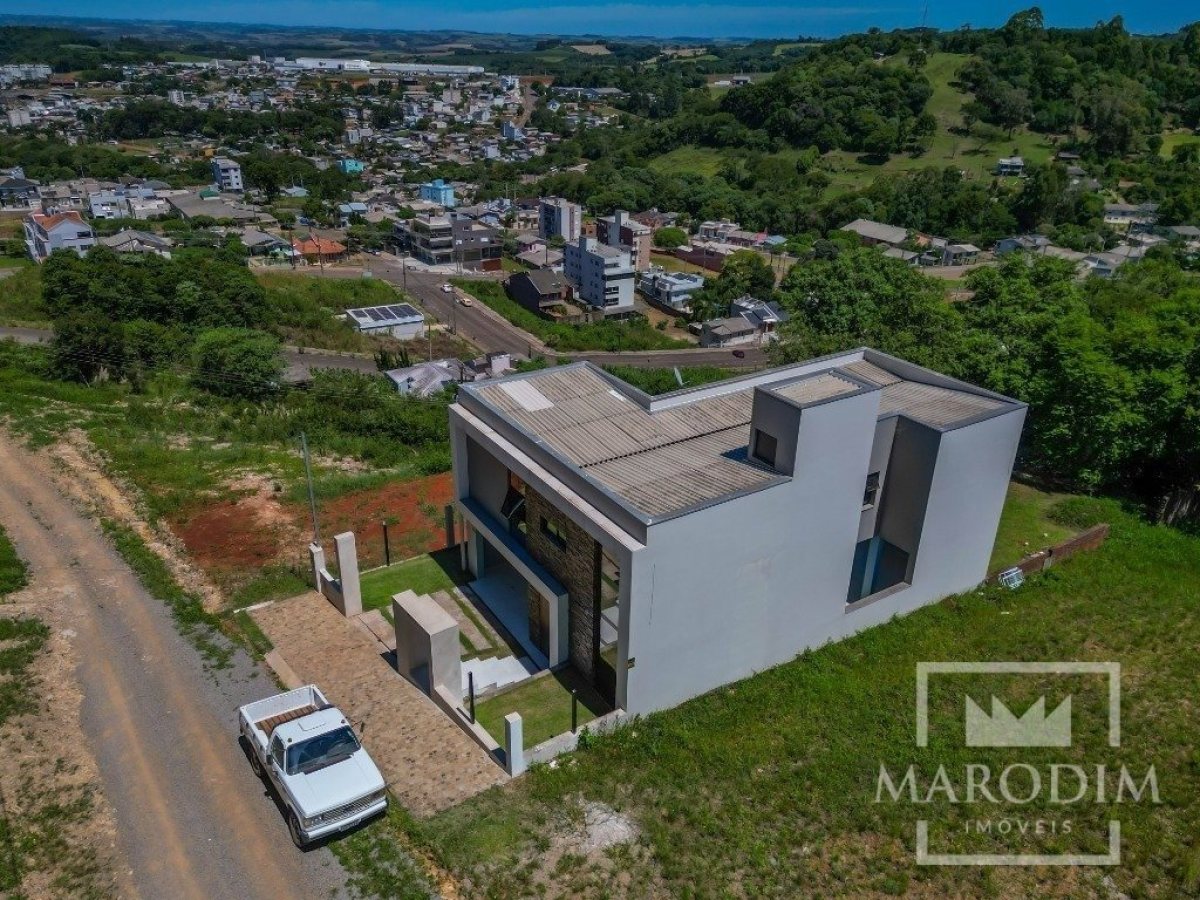 Casa com 269m², 3 dormitórios, Nao suíte, 2 vagas, no bairro Loteamento Santin em Marau