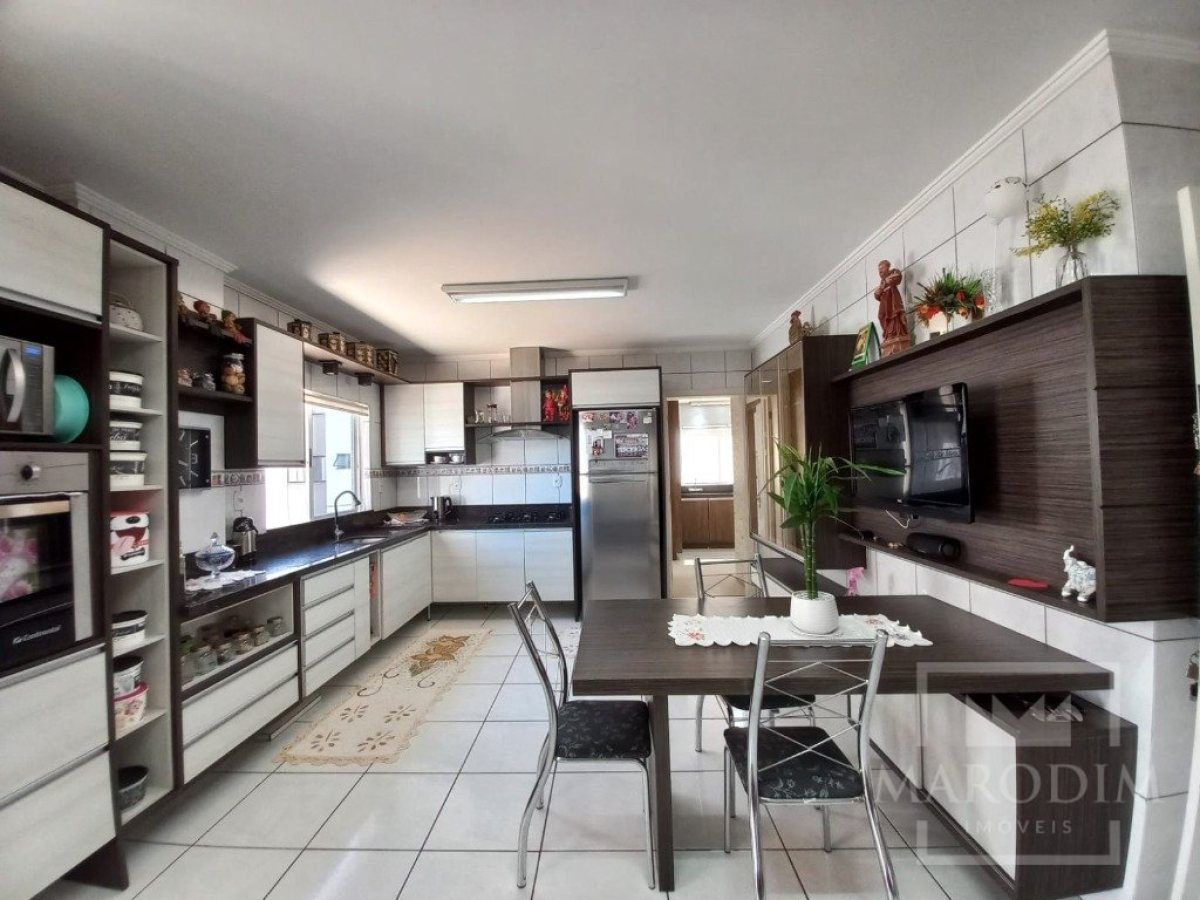 Apartamento com 204m², 4 dormitórios, Sim suíte, 2 vagas, no bairro Centro em Marau