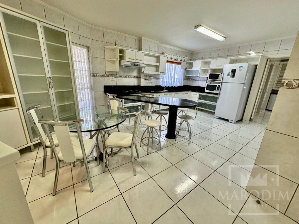 Apartamento com 204m², 3 dormitórios, Sim suíte, 2 vagas, no bairro Centro em Marau