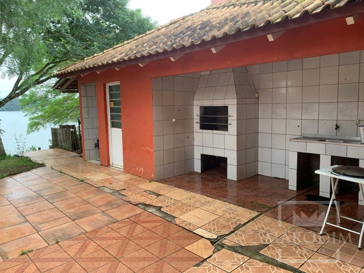 Chácara com 200m², 4 dormitórios, Sim suíte, 2 vagas, no bairro Barragem Capingui em Marau