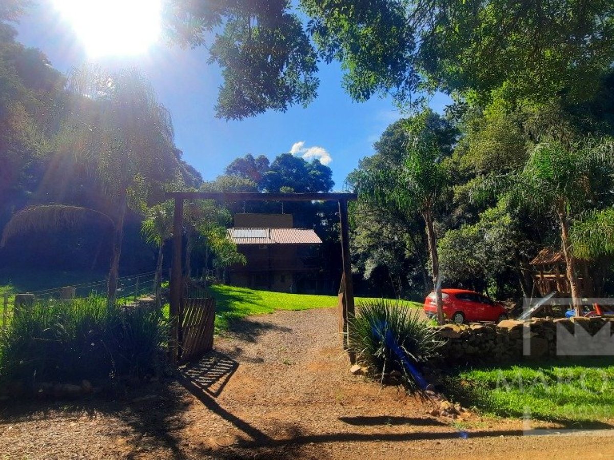 Sítio com 4695m², 2 dormitórios, Nao suíte, no bairro Interior em Marau