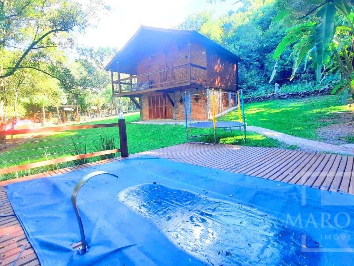 Sítio com 4695m², 2 dormitórios, Nao suíte, no bairro Interior em Marau