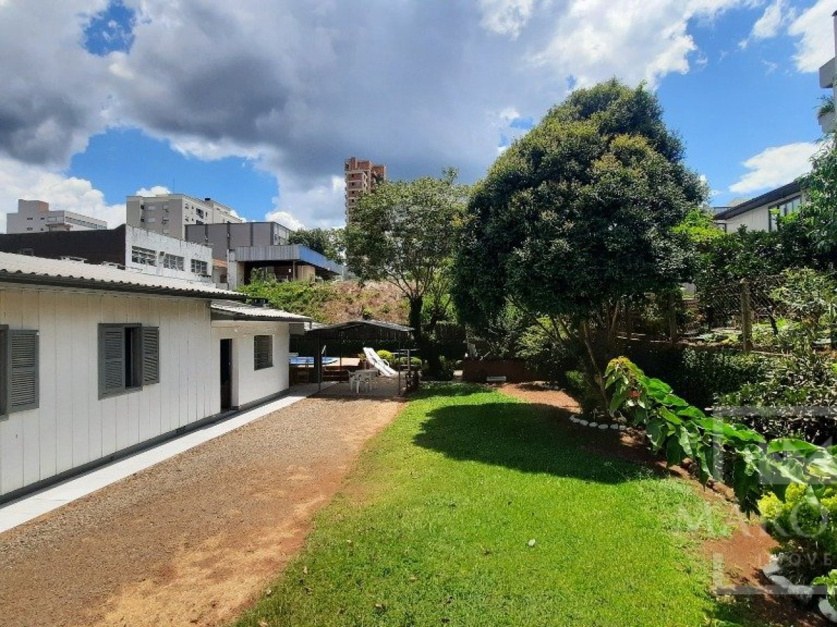 Casa com 144m², 3 dormitórios, Nao suíte, 4 vagas, no bairro Centro em Marau