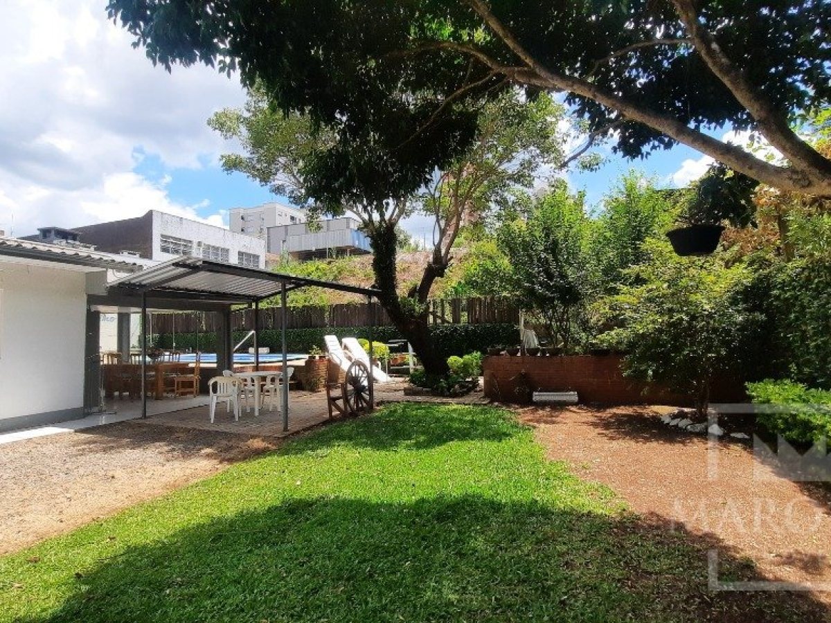 Casa com 144m², 3 dormitórios, Nao suíte, 4 vagas, no bairro Centro em Marau