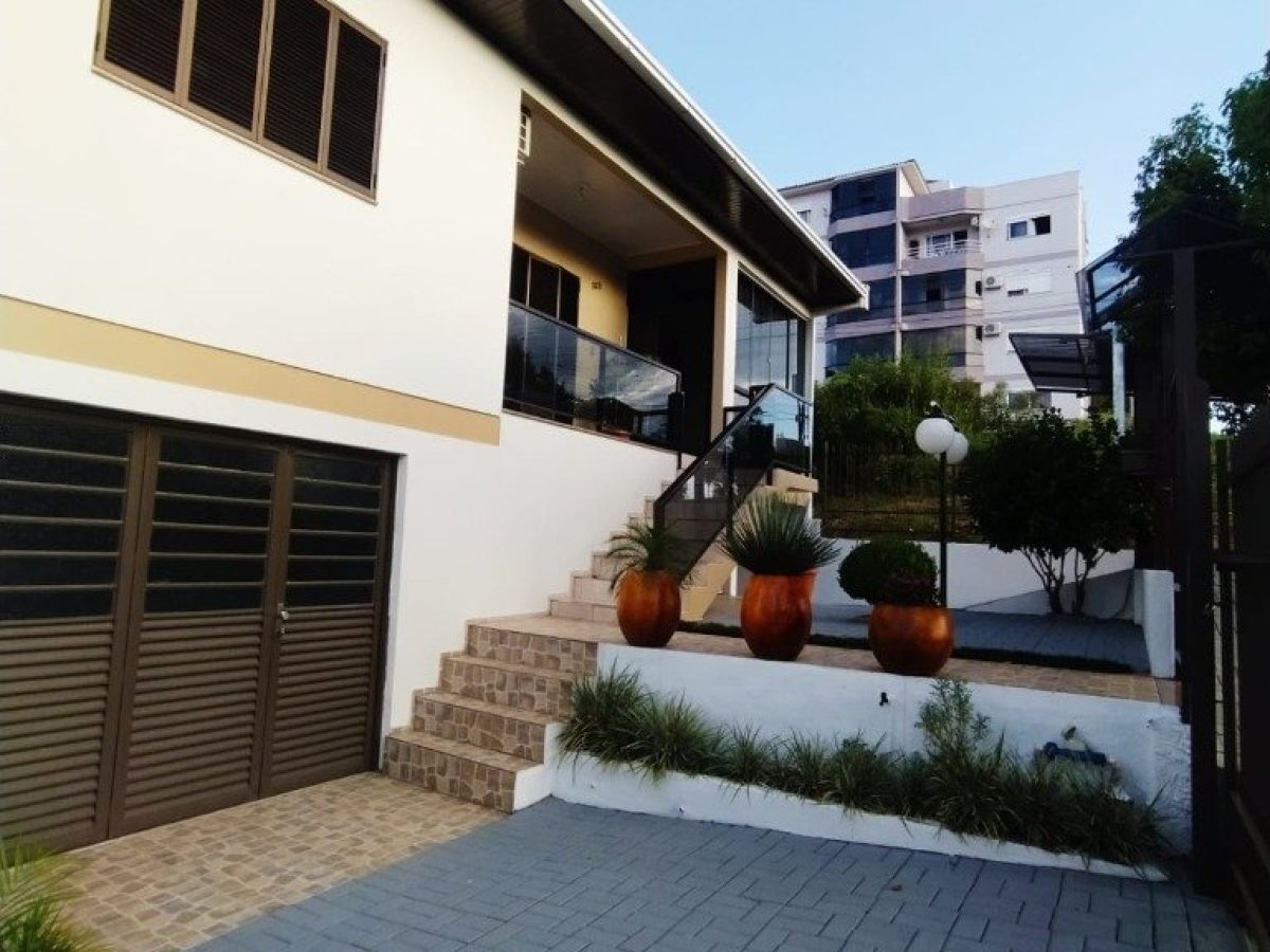 Casa com 234m², 5 dormitórios, Nao suíte, 1 vaga, no bairro Progesso em Marau