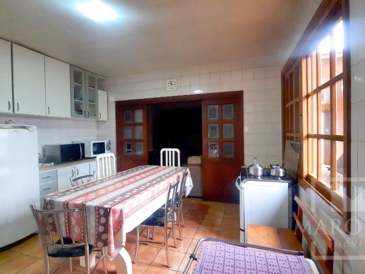 Casa com 184m², 4 dormitórios, Nao suíte, 3 vagas, no bairro Bosque em Marau