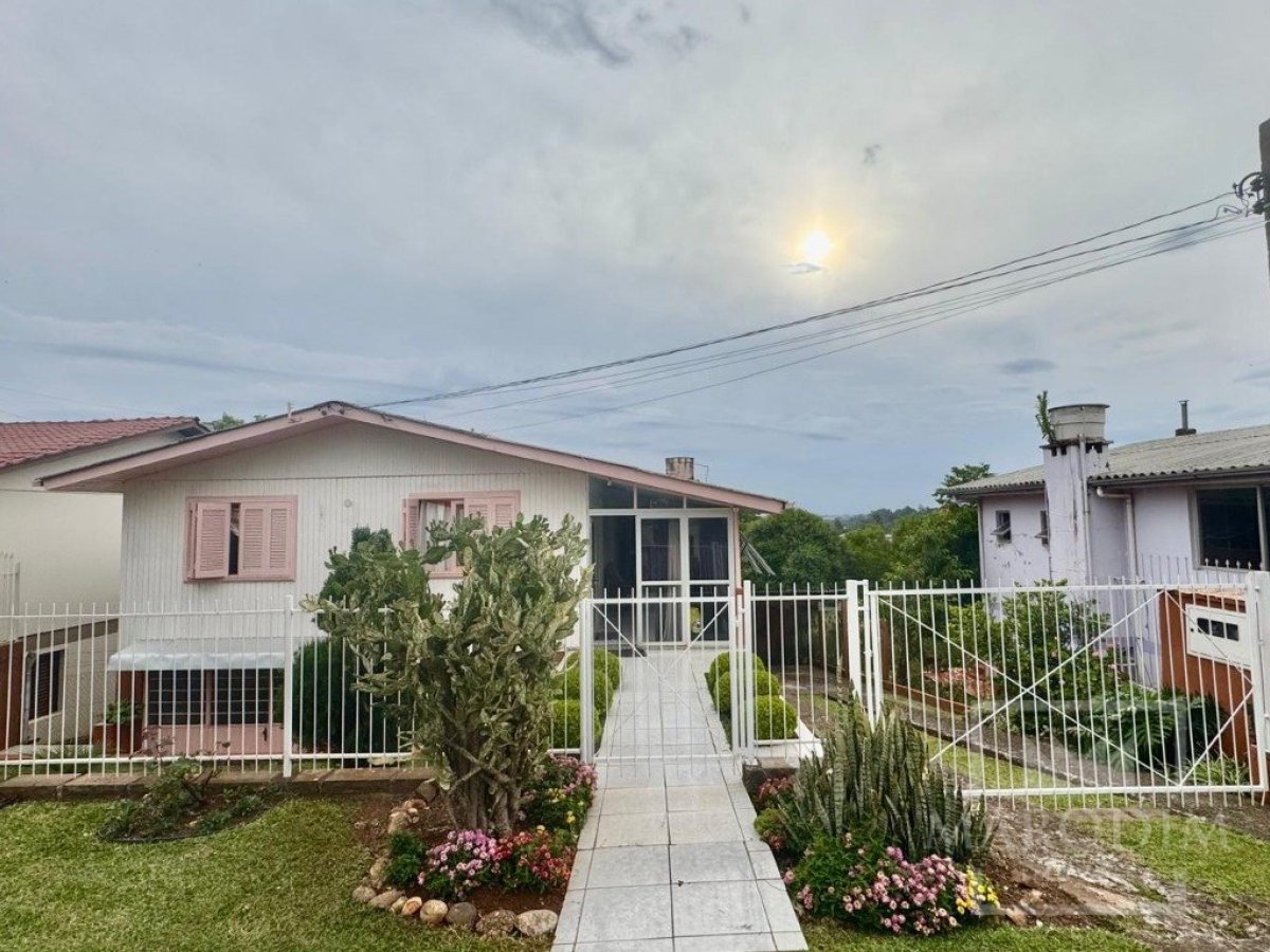 Casa com 180m², 4 dormitórios, Nao suíte, 2 vagas, no bairro Santa Lucia em Marau