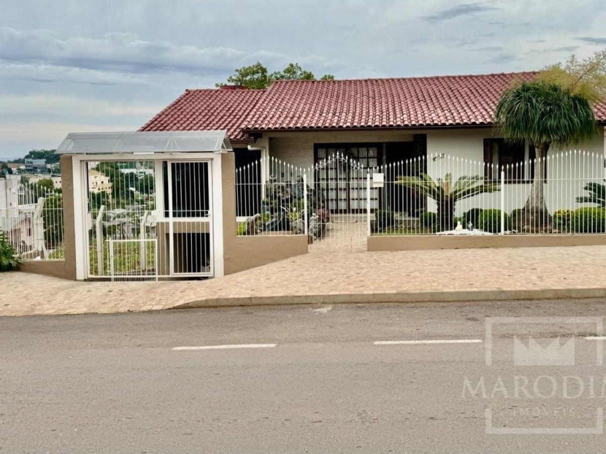 Casa com 240m², 4 dormitórios, Nao suíte, no bairro Santa Lucia em Marau