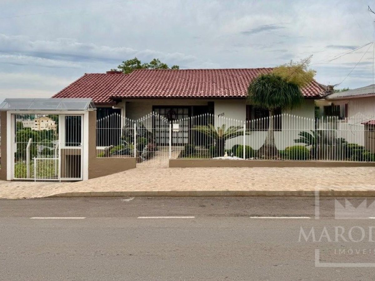 Casa com 240m², 4 dormitórios, Nao suíte, no bairro Santa Lucia em Marau