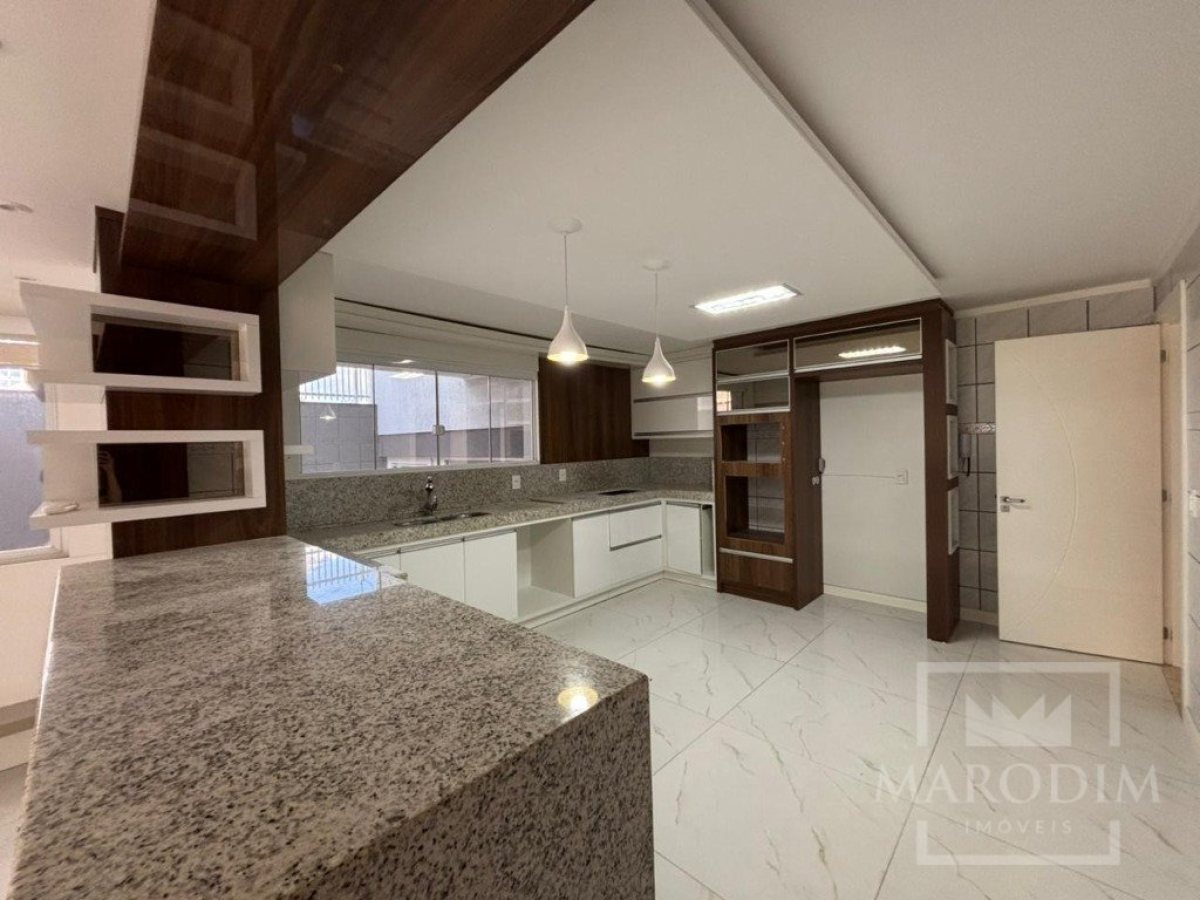 Casa com 248m², 3 dormitórios, Nao suíte, 3 vagas, no bairro Centro em Marau