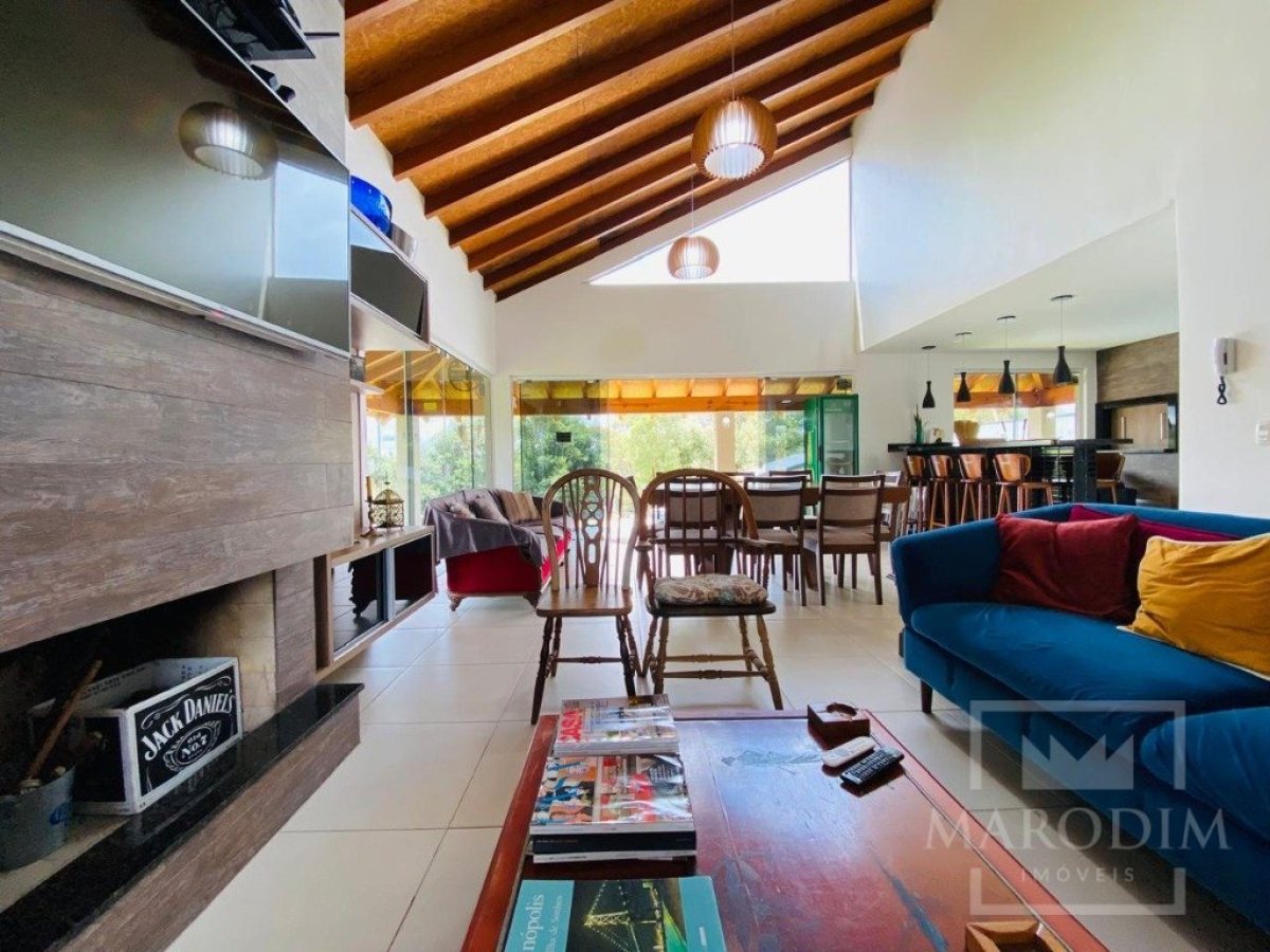 Sítio com 210m², 2 dormitórios, Nao suíte, 2 vagas, no bairro Barragem Capingui em Marau