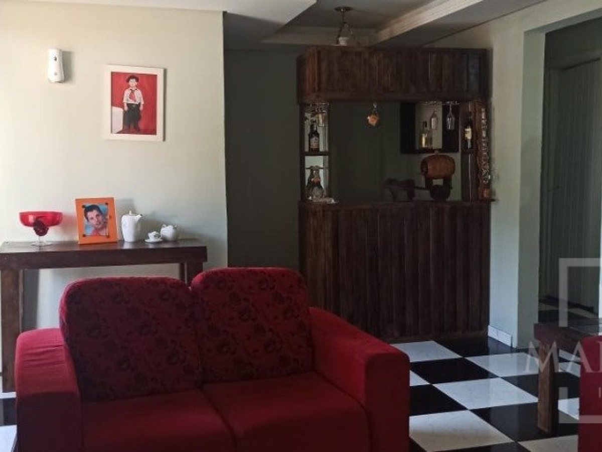 Casa com 296m², 4 dormitórios, Sim suíte, 2 vagas, no bairro Borges de Medeiros em Marau