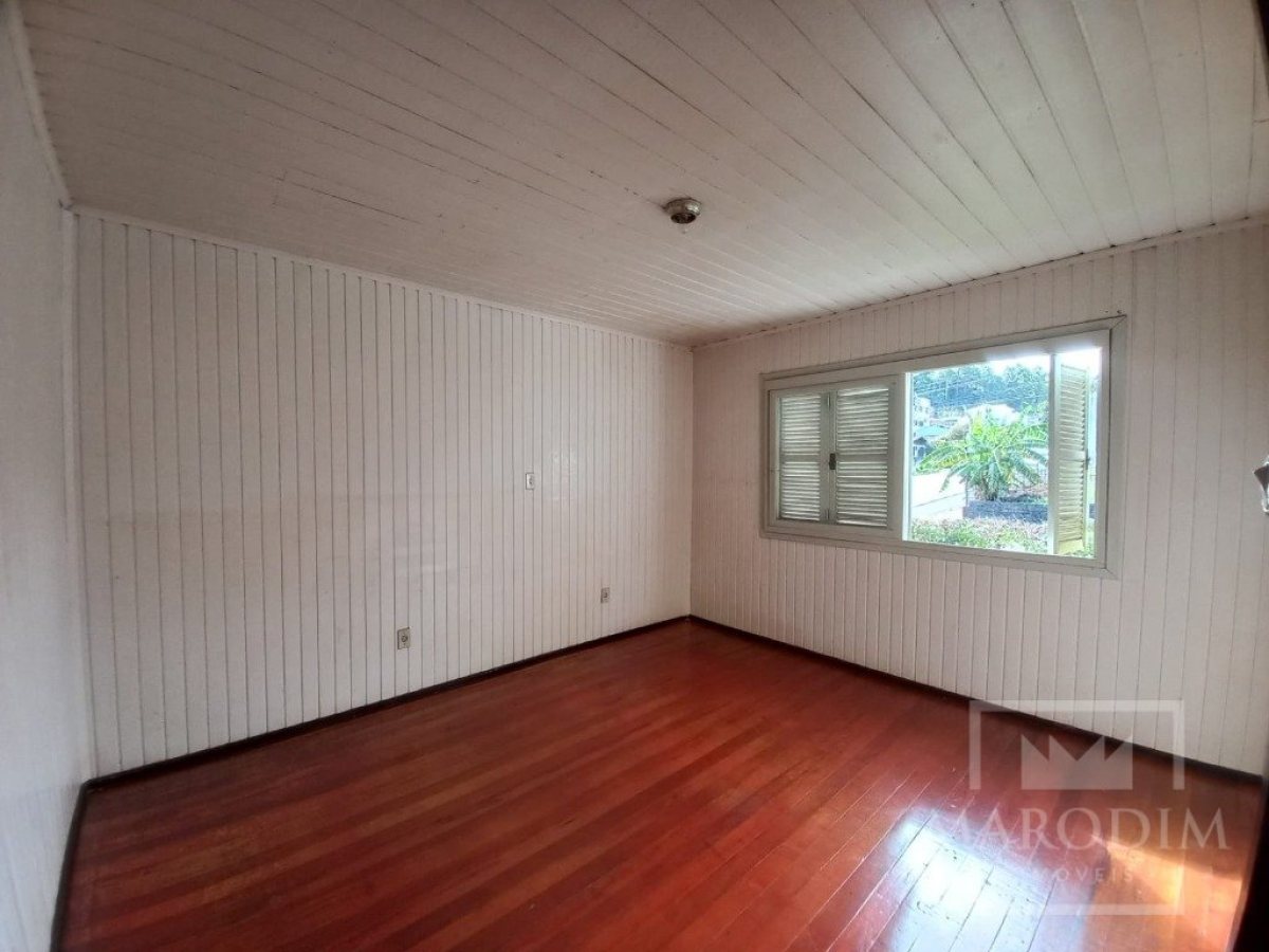 Casa com 130m², 5 dormitórios, Nao suíte, 2 vagas, no bairro Bosque em Marau