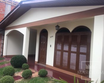 Casa com 97m², 3 dormitórios, Nao suíte, 2 vagas, no bairro Centro em Marau
